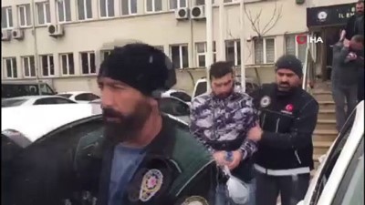  - Polisi görünce uyuşturucuyu yakmaya çalıştılar 