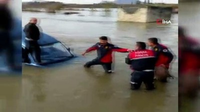  - Sele kapılan araçta mahsur kalan sürücüyü itfaiye kurtardı