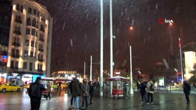  Taksim’de kar yağışını gören turistler telefonlarına sarıldı
