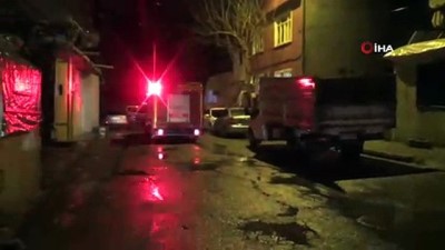  Toprak evin duvarı ve tavanı yağışlara dayanamayınca 10 kişilik aile ölümden döndü 