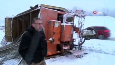  Zonguldak yolunda kar küreme aracı devrildi