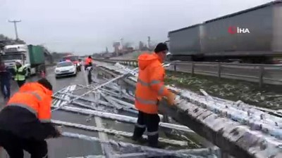 aluminyum -  - Alüminyum yüklü kamyon devrildi, Orhangazi-Bursa yolu bir süre trafiğe kapandı  Videosu