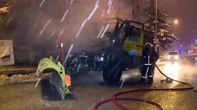 kar kureme araci - Başkentte seyir halindeki kar küreme aracı yandı  Videosu