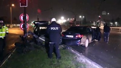 trafik lambasi - Bursa'da iki otomobil çarpıştı: 4 yaralı  Videosu