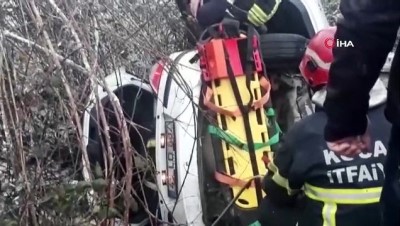  Buzda kayan otomobil ağaçlık alana devrildi: 3 yaralı 