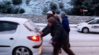egitime kar engeli -  Çanakkale'de yollar buz pistine döndü  Videosu