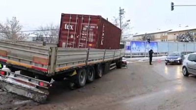 Devrilme tehlikesi geçiren tır trafiği aksattı - ÇANKIRI 