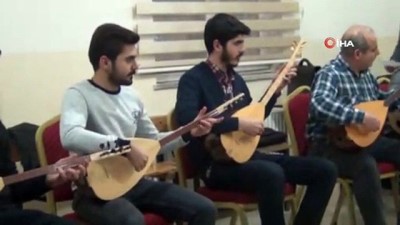  Görme engelli gencin bağlama azmi