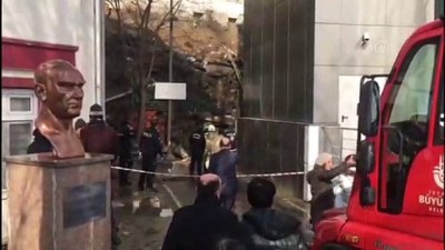 İstinat duvarı hastanenin bahçesine yıkıldı - İSTANBUL 