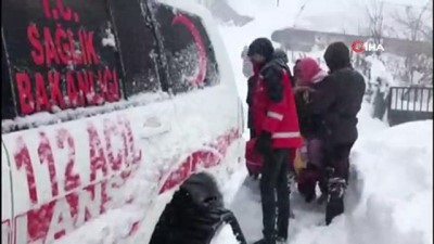 paletli ambulans -  Kar yolları kapattı, hastaya 2 saatlik çalışmayla  ulaşıldı Videosu