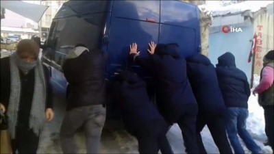  Karda hareket edemeyen minibüs şoförünün imdadına zabıta koştu 
