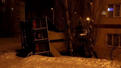 Kontrolden çıkan kamyon apartman bahçesine devrildi - NİĞDE