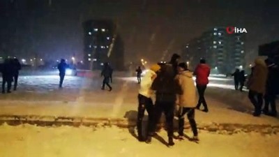 kar eglencesi -  Konya'da üniversite öğrencileri kar altında halay çekti, kar topu savaşı yaptı  Videosu