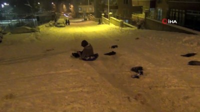 kar yagisi -  Para ödedikleri poşetlerle karda kayarak bütün gece eğlendiler Videosu
