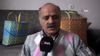  Sokaktan topladığı koli bağlarından pazar çantası yapıyor 