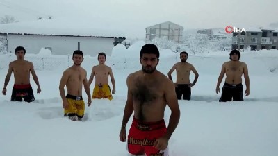  Üniversite öğrencilerinden kar çılgınlığı