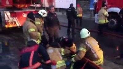 cati kati - Üsküdar'da itfaiye eri çatıdan düştü - İSTANBUL Videosu