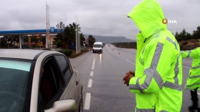 kar yagisi -  Yoğun kar yağışı ve tipinin etkili olduğu Sertavul Geçidi zincirsiz geçit vermiyor  Videosu