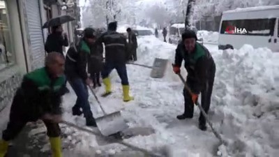  Bingöl'de kar 1 metreyi aştı, 281 köy yolu ulaşıma kapandı 