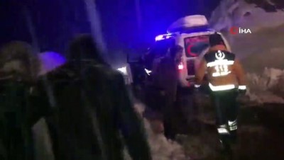 dogum sancisi -  Doğum sancısı çeken kadın karla mücadele ekiplerinin 3 saatlik çalışması ile hastaneye yetiştirildi  Videosu
