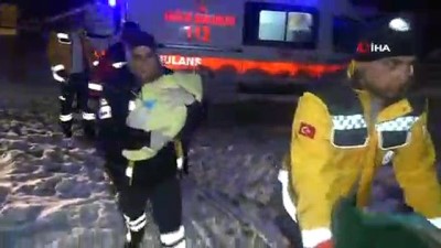 dogum sancisi -  Doğum, yolları kapanan köyde kar paletli ambulansın içinde gerçekleşti  Videosu