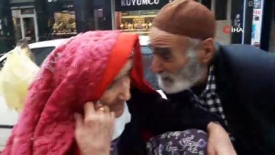uttu -  Dondurucu soğukta ayağında terlik ile kardeşini el arabasının üzerinde taşıyan 74 yaşındaki dedeyi görenlerin yürekleri burkuldu  Videosu