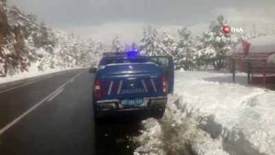 kar yagisi -  Jandarma, kar yağışı nedeniyle yiyecek bulmakta zorlanan sokak hayvanları için dağlara ekmek bıraktı  Videosu