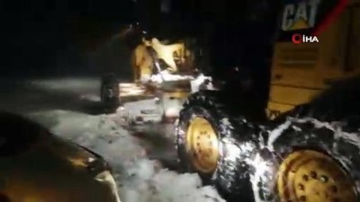  Kar nedeniyle kapanan yolda mahsur kalanlar kurtarıldı 