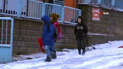  Kar yağışına en çok çocuklar sevindi...Okul müdürü öğrenciler ile kartopu oynadı 