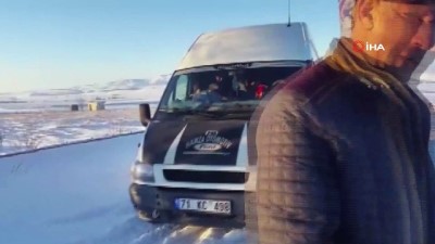  Kara saplanan okul servisi ekipler tarafından kurtarıldı 