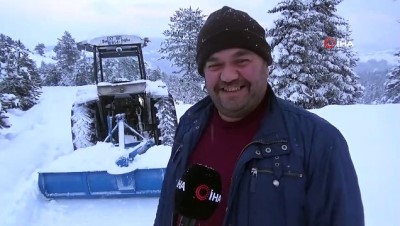 kar yagisi -  Karda kapanan yolları kendi imkanları ile açıp, hamile komşularını hastaneye yetiştirdiler  Videosu