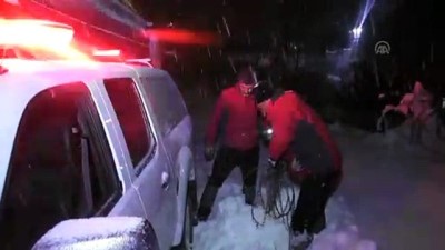 Karda mahsur kalan pazarcıları ekipler kurtardı - DÜZCE 