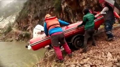  Kayalıklarda 10 gündür mahsur kalan keçiler botla kurtarıldı