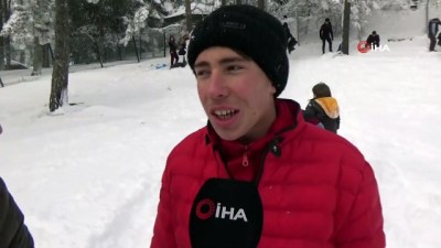  Öğrenciler ve vatandaşlar poşetler ile kayarak stres attı