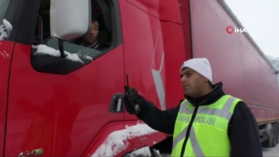 kar yagisi -  Tokat'ta kar yağışı nedeniyle 469 köy yolu ulaşıma kapandı, ağır tonajlı araçların geçişi durduruldu  Videosu