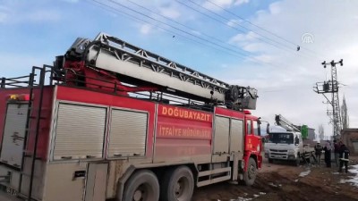 yuksek gerilim - Yüksek gerilim hattında güvercin kurtarma operasyonu - AĞRI  Videosu