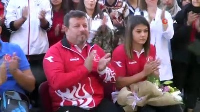 ceyrek final - Dünya şampiyonu Habibe, okulunda coşku ile karşılandı  Videosu
