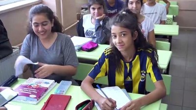 fedakar ogretmen - Fedakar öğretmenler sıra ve masaları onardı - SİİRT  Videosu
