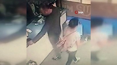 super loto -  Kucağındaki çocuğuyla girdiği dükkanda vatandaşın düşürdüğü parayı böyle alıp cebine koydu  Videosu