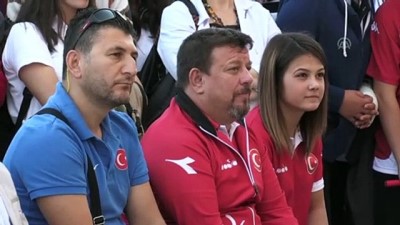 gucunu goster - Okul arkadaşları dünya şampiyonu Habibe'yi konfetilerle karşıladı - BALIKESİR  Videosu