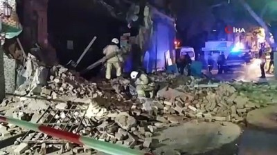  Beyoğlu'nda boş bir bina çöktü. Olay yerine çok sayıda itfaiye ekibi sevk edildi 