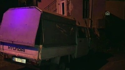 Duvara çarpan kamyonetin sürücüsü yaralandı - İSTANBUL 