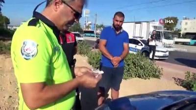 trafik polisi -  Her şey usulüne göre...'Dur’ ihtarına uymayan şüpheli kovalamacasında kaza yapan polis ile şüpheliler, alkol testinden geçti  Videosu