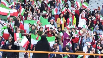 kadin taraftar - Kadınların da tribünden izlediği maçta İran, Kamboçya'yı 14-0 yendi - TAHRAN Videosu