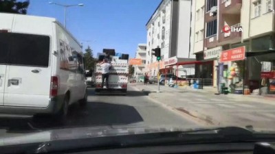 sivil polis -  Kamyonet kasasında asılı tehlikeli yolculuk kamerada  Videosu