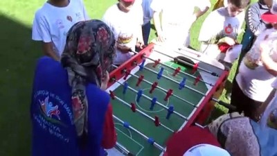 masa tenisi -  Sanal oyunlar yerine geleneksel çocuk oyunlarında renkli görüntüler Videosu