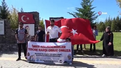guvenli bolge -  Üniversiteli öğrencilerden evlat nöbetindeki annelerine destek  Videosu