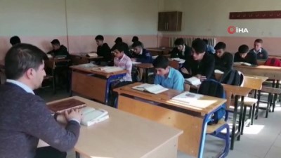 Ağrılı öğrenciler Barış Pınarı Harekatı'ndaki askerler için dua okudu