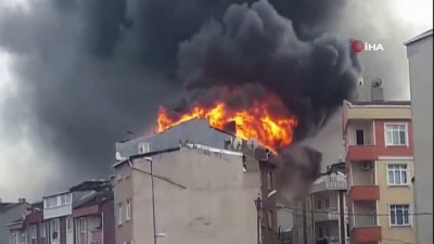  Bağcılar'da 5 katlı apartmanın çatısı alev alev yandı