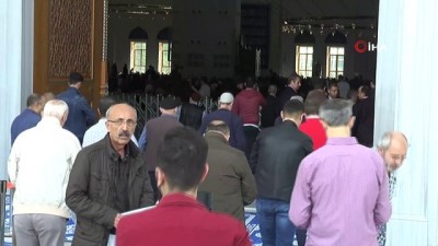  Büyük Çamlıca Camii'nde vatandaşlar Mehmetçik için dua etti